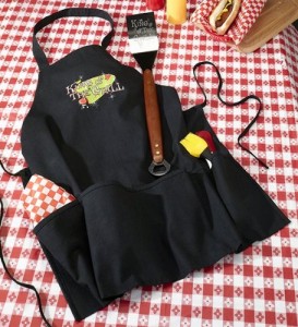grembiule con attrezzi barbecue
